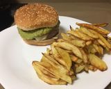 Foto del paso 3 de la receta: Hamburguesa con guacamole, queso, cebolla y patatas fritas al horno