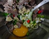Foto langkah ke 1 dari resep Martabak Telur Kulit Lumpia.