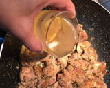 Foto del paso 2 de la receta: Muslos deshuesados en salsa cremosa de cebolla