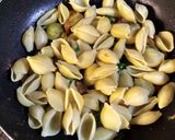 Foto del paso 2 de la receta: Fideos con repollitos de bruselas
