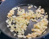 Une image de l'étape 11 de Lentilles corail aux saucisses, légumes, pistaches et coriandre.