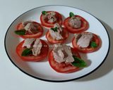 Une image de l'étape 5 de Tranches de tomates au thon et à l'huile d'olive 🍅🐟🌱.