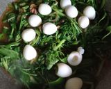 Foto langkah ke 3 dari resep Tumis Kangkung Telur Puyuh.