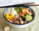 Foto del passaggio 5 della ricetta Poke Bowl con pesce cotto