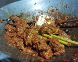 Foto langkah ke 4 dari resep Oseng Daging Sapi Pedas.