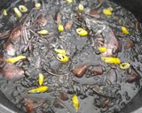 Foto del paso 10 de la receta: Arroz negro caldoso de sepia y gambas