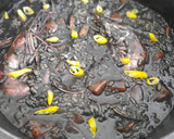 Foto del paso 10 de la receta: Arroz negro caldoso de sepia y gambas