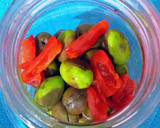 Foto del paso 11 de la receta: Aceitunas gordales en un aliño de hierbas aromáticas infusionada