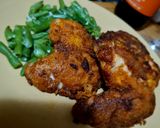 Panírozott csirkeszárnyak fokhagymás zöldbabbal recept fázis 5 fotója