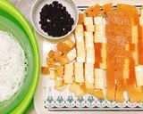 A picture of step 1 of Jelly Flan with Raisins.