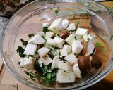 Foto del passaggio 2 della ricetta Padellata di patate e porcini al profumo di aromi