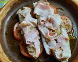 Foto del paso 3 de la receta: Pescado al horno sobre tomates, con espárragos, panceta y hebras de queso