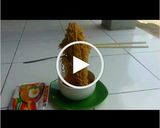 Foto langkah ke 7 dari resep Tips membuat mie terbang anti gravitasi.