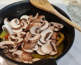 Foto del paso 4 de la receta: Guiso de solomillo de pavo con champiñones y pimientos