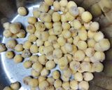 Hình bước làm 1 của món Chè đậu lăng, hạt sen, bột báng, bột khoai, cốt dừa
