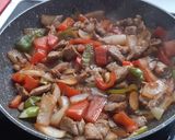 Foto del paso 7 de la receta Bocaditos de cerdo al ajillo con verduras a la soja