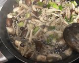 Foto del paso 4 de la receta: Muslos de pollo estilo oriental con menestra de mix setas y ajetes