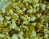Foto langkah ke 3 dari resep Popcorn caramel gula merah.
