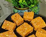 तिल गुड़ गाजर बर्फी (Til Gud gajar Barfi recipe in Hindi) रेसिपी चरण 6 फोटो