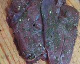 Foto del paso 3 de la receta: Bifes de hígado a la criolla con salsa de crema de vino tinto y puré de papas