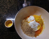 Foto del paso 3 de la receta: Queso Crema de Yogur con Nueces y Azafrán