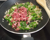 Foto del paso 5 de la receta: Revuelto de espárragos trigueros con cebolla y jamón