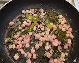 Foto del passaggio 3 della ricetta Penne alle erbe officinali con pancetta e cialda di parmigiano