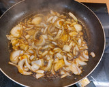 Foto del paso 3 de la receta: Solomillo cerdo en salsa strogonoff
