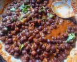 A picture of step 5 of Kala chana masala.