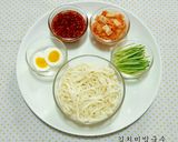 Hình bước làm 1 của món Mì trộn kim chi 김치비빔국수