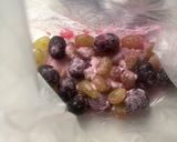 A picture of step 3 of Grapes frozen candy.