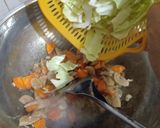 Foto langkah ke 4 dari resep Bekal Sekolah: Mie Goreng Sayuran Bakso, Bunga Sosis Telur.