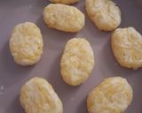 Foto langkah ke 3 dari resep Crispy Cheesy Hash browns.