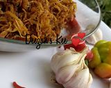A picture of step 2 of Dambun Kaza(Chicken flakes).