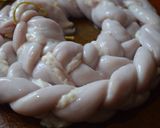 Foto del paso 5 de la receta: Chinchulin trenzado en leche