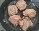 Foto del paso 3 de la receta: Carrilleras de Cerdo Guisadas al Vino Tinto