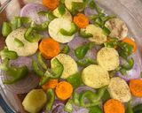 صورة لخطوة 3 من وصفة صينية دجاج بالخضار لذيذة 😋 تتبيلة خاصة باللبن الزبادي