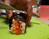 Foto langkah ke 5 dari resep Smoked Beef Tobiko Sushi Roll.