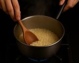 Foto del passaggio 4 della ricetta Risotto Blu con Spirulina e Agrumi
