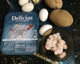 Foto del paso 1 de la receta: Huevos rotos con gulas y gambas
