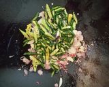 Foto langkah ke 2 dari resep Sambel Goreng Cecek Pedas.