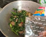Foto langkah ke 4 dari resep Tumis Sawi Hijau dan Bakso 🥬.