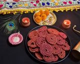 A picture of step 5 of Beetroot chakli (murukku).