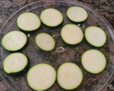 Foto del paso 1 de la receta: Salmón ennegrecido y calabacín