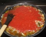 Foto del paso 3 de la receta: Codillo precocinado con salsa de tomate