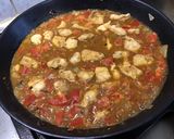 Une image de l'étape 12 de Filet de poulet aux tomates, épices, coriandre et jus de rhubarbe rose.