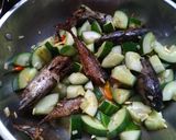 Foto langkah ke 6 dari resep Tumis Timun Tongkol Pedas.