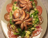 Foto del paso 7 de la receta: Ensalada imperial de tomates con pulpos al ajillo