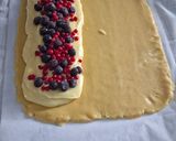 Foto del passaggio 3 della ricetta Rotolo alla crema e frutti di bosco