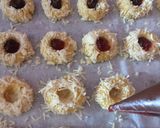 Foto langkah ke 4 dari resep Choco Strawberry Thumbprint Cookies With Cheese.